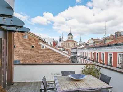 Alquiler ático con 2 habitaciones amueblado con calefacción y aire acondicionado en Madrid