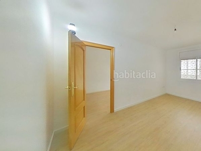 Alquiler piso con 3 habitaciones en Sant Crist Badalona