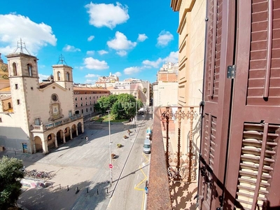 Alquiler piso precioso piso en alquiler temporal y con balcón junto a plaça universitat en Barcelona