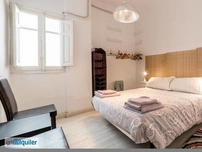 Apartamento de 3 dormitorios con balcón en alquiler en Ruzafa