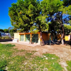 Chalet independiente con terreno en venta en la calle Marte' Campello