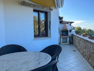 Alquiler de ático en Lomas de Marbella Club - Puente Romano de 3 habitaciones con terraza y piscina
