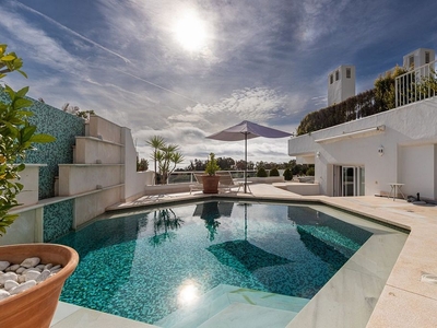 Alquiler de ático en urbanización Lugar Guadalmina Baja de 2 habitaciones con terraza y piscina