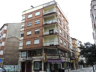 Alquiler de piso en calle Antolin Lopez Pelaez de 4 habitaciones con terraza y muebles