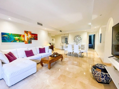 Alquiler de piso en Lomas de Marbella Club - Puente Romano de 4 habitaciones con terraza y piscina