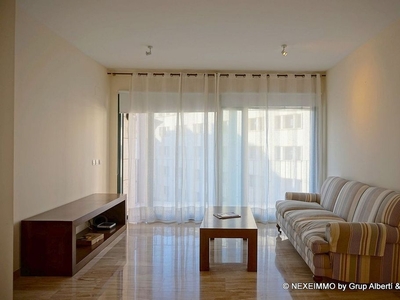 Alquiler de piso en Mercat - La Missió - Plaça dels Patins de 2 habitaciones con terraza y piscina