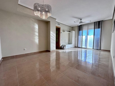 Alquiler de piso en Nueva Andalucía de 3 habitaciones con terraza y piscina