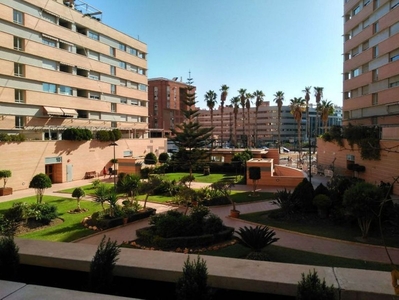 Ático en alquiler en plaza De la Solidaridad de 3 habitaciones con terraza y garaje