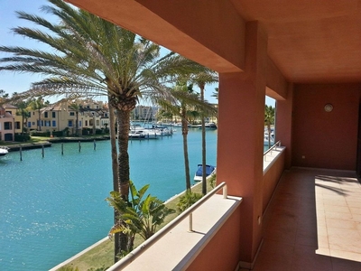Dúplex en alquiler en Puerto de Sotogrande-La Marina de 4 habitaciones con terraza y piscina