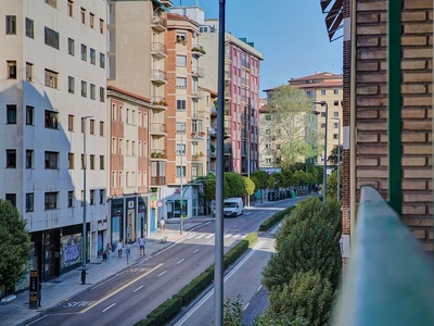 Piso en venta en avenida De Zaragoza de 4 habitaciones con garaje y balcón