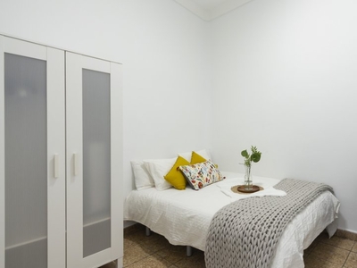 Relajante habitación en el apartamento 1 compartido en la Puerta del Sol, Madrid