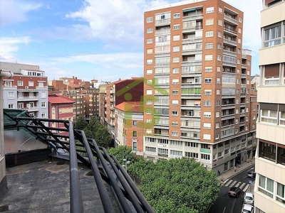 Venta de ático en Centro Ciudad de 3 habitaciones con terraza y calefacción
