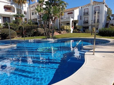 Venta de piso en Cabo Pino - Reserva de Marbella de 2 habitaciones con terraza y piscina