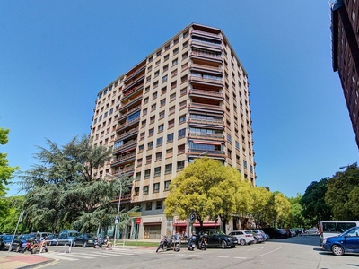 Venta de piso en calle Navas de Tolosa de 6 habitaciones con terraza y garaje