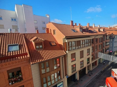 Venta de piso en Centro - Palencia de 4 habitaciones con terraza y garaje
