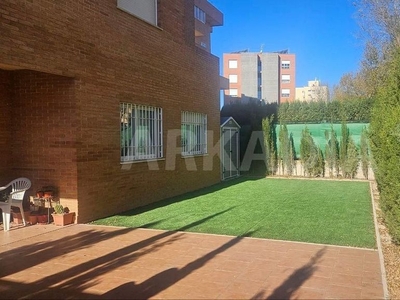 Venta de piso en Hermanos Falcó - Sepulcro Bolera de 2 habitaciones con terraza y piscina