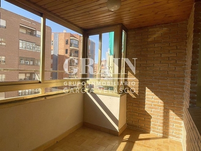 Venta de piso en Santa Cruz - Industria - Polígono Campollano de 4 habitaciones con garaje y balcón