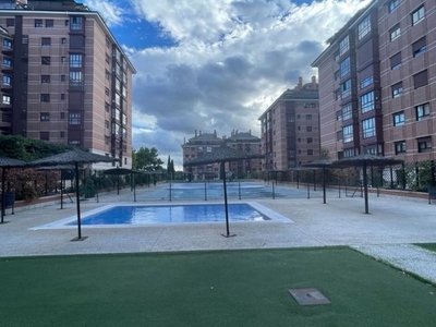 Venta de piso en vía Gran de Hortaleza de 3 habitaciones con piscina y garaje