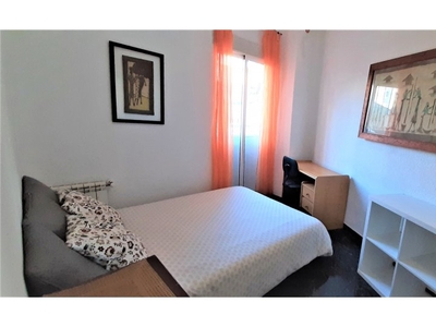 Acogedora habitación en alquiler en un apartamento de 4 dormitorios en L'Eixample