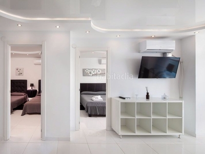 Alquiler apartamento con 2 habitaciones amueblado con ascensor, aire acondicionado y vistas al mar en Benalmádena