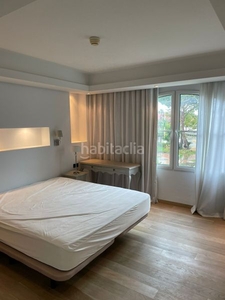 Alquiler apartamento con 2 habitaciones amueblado con ascensor, parking, piscina, aire acondicionado y vistas al mar en Estepona