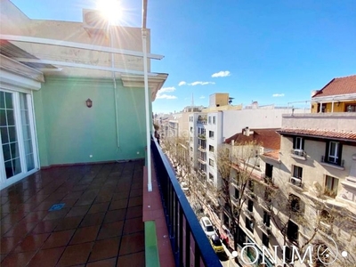 Alquiler ático con 3 habitaciones con ascensor, calefacción y aire acondicionado en Madrid