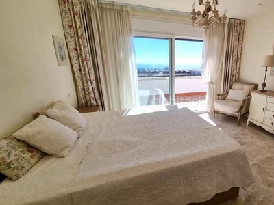 Alquiler casa adosada con 2 habitaciones amueblada con parking, piscina, aire acondicionado, jardín y vistas al mar en Marbella