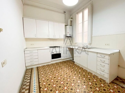 Alquiler piso de 90m2 típico del eixample en calle balmes en Barcelona