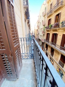 Alquiler piso exterior con mucho encanto en les rambles en Barcelona