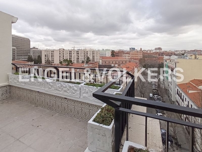 Alquiler piso renovado con vistas y terraza en princesa en Madrid