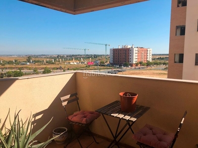 Alquiler piso Nuevo Bulevar, 3 dormitorios, el principal con baño completo, cocina con lavadero y salón amplio con acceso a terraza. en Mairena del Aljarafe