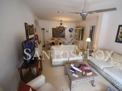 Apartamento amplio apartamento situado en nueva andalucía en una zona exclusiva y confortable, inicialmente un apartamento de 3 dormitorios convertido en un apartamento de 2 dormitorios en Marbella