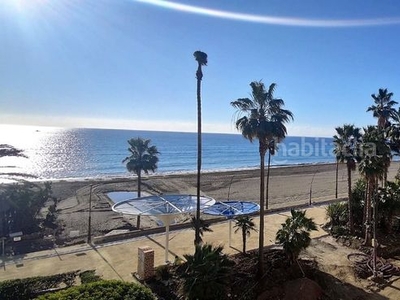 Apartamento exclusiva propiedad en primera línea de playa con vista panorámica al mediterráneo en Estepona