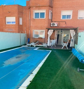 Casa adosada con 4 habitaciones con parking, piscina, calefacción y aire acondicionado en Chozas de Canales