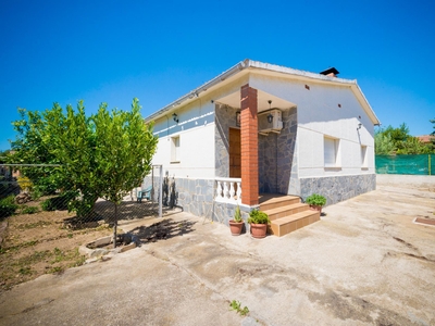 Casa Aislada en venta. Casa en una sola planta, perfecta para entrar a vivir, gran parcela plana y muy soleada, cerca del casco urbano.