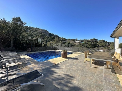 Casa fantástico chalet con vistas, 6 dormitorios y piscina, ubicada en la prestigiosa urbanización Golf Costa Brava. en Santa Cristina d´Aro