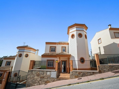 Casa impresionante villa de cinco dormitorios con orientación sur oeste situada en una zona residencial de Calahonda, a pocos minutos en coche de la playa en Mijas