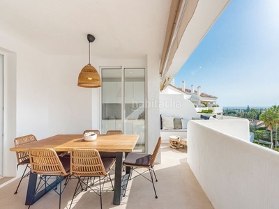 Dúplex con 3 habitaciones amueblado con parking, aire acondicionado, vistas al mar y vistas a la montaña en Marbella