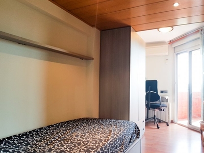 Habitación luminosa en apartamento de 3 dormitorios en Poblenou, Barcelona