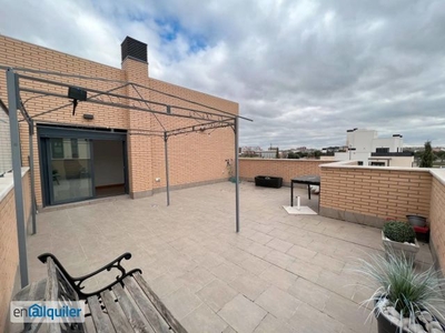 Inmobiliaria Campuzano alquila este maravilloso ático de 3 habitaciones y terraza magnifica en Fuenlabrada.
