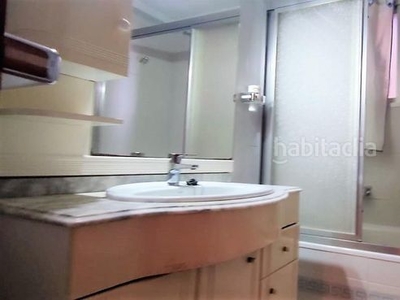 Piso amplio y centrico piso de 4 dor. 2 baños, junto a todos los servicios en Estepona