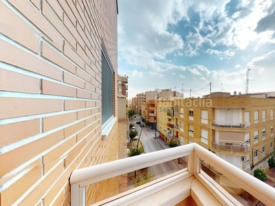Piso de 3 dormitorios dobles y amplio balcón en Alcantarilla