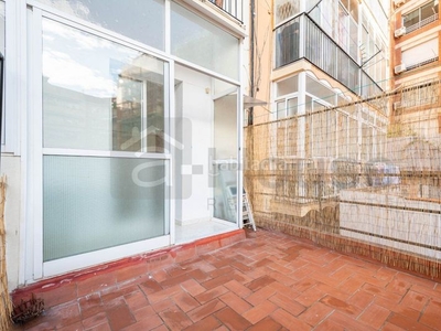 Piso muy soleado, con terraza y bóveda catalana en finca regia en Barcelona