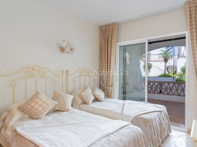 Planta baja impresionante apartamento en planta baja de 2 dormitorios y 2 baños en excelente ubicación en Marbella