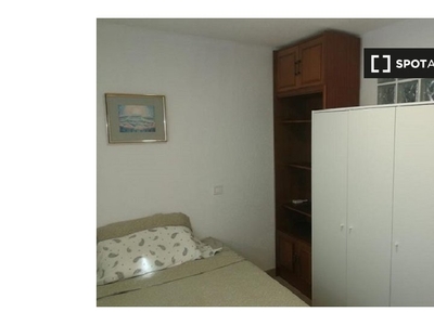 Se alquila habitación, apartamento de 5 camas, relajado Moratalaz, Madrid
