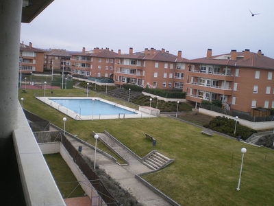 Ático en alquiler en Villamayor de 3 habitaciones con terraza y piscina