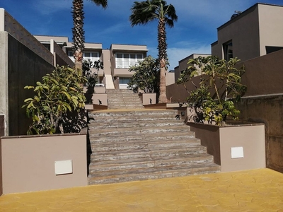 Piso en venta en Arico de 2 habitaciones con terraza y piscina