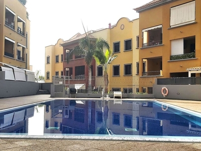 Venta de piso en Adeje ciudad de 3 habitaciones con terraza y piscina