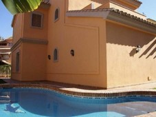 Alquiler Casa unifamiliar en Avenida Huerta de Belón Marbella. Buen estado plaza de aparcamiento con terraza 300 m²