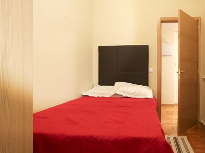 Acogedora habitación en apartamento de 5 dormitorios en Cuatro Caminos, Madrid